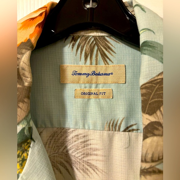 Tommy Bahama casual short sleeve button down - Picture 2 of 3